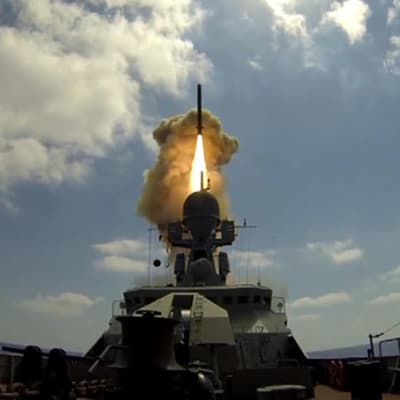 Rysk Kalibr-missil avfyras från en korvett i östra Medelhavet mot mål i Syrien.