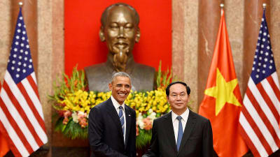 USA:s president Barack Obama meddelade att vapenemabrgo hävs då han träffade sin vietnamesiska kollega Tran Dai Quang i Hanoi