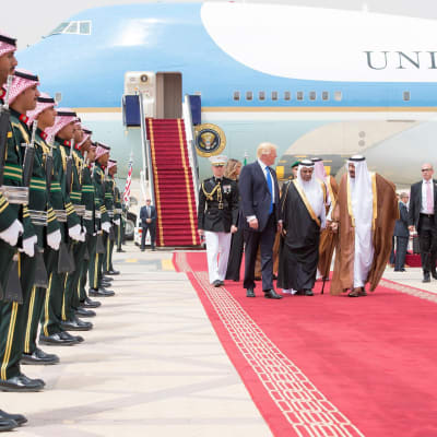 President Donald Trump anländer till Riyadh och tas emot av kung Salman.
