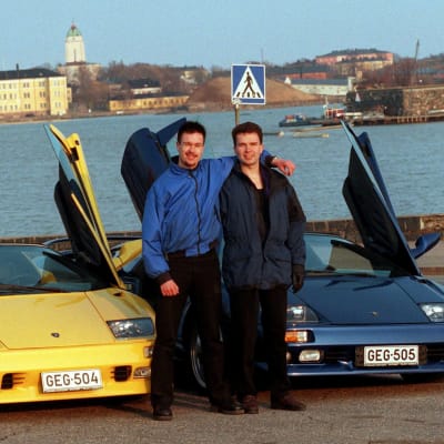 Yrittäjäveljekset Antti ja Jaakko Rytsölä poseeraavat Lamborghini-autojensa kanssa vuonna 2000.