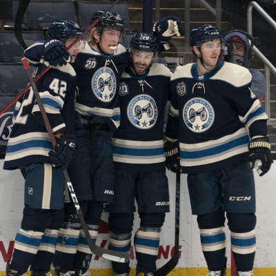 Columbus Patrik Laine firar ett av sina mål i matchen mot Chicago.