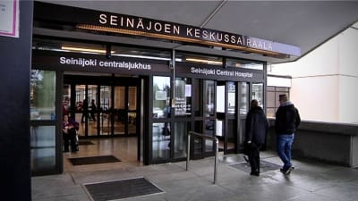 Huvudingången till Seinäjoki centralsjukhus