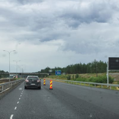 Sateet ovat haitanneet nelostien rakennusurakkaa Oulun pohjoispuolella.