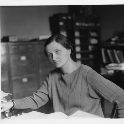 Cecilia Payne bakom sitt skrivbord på Harvard-universitetet.