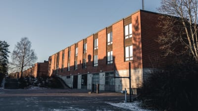 En byggnad från 70-talet byggd i rödtegel på ett kasernområde.