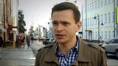 Ilja Jashin intervjuas på en gata.