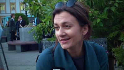 Filmregissören Irina Vilkova intervjuas.