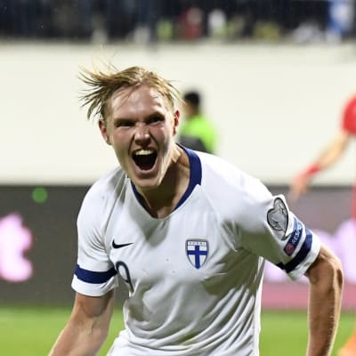 Fredrik Jensen och Joona Toivio vrålar av målglädje.