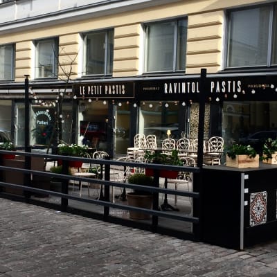 Uteservering inredd på två parkeringsplatser längs Lilla Robertsgatan.