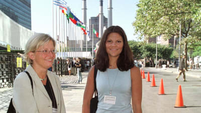 Kronprinsessan Victoria och dåvarande utrikesminister Anna Lindh utanför FN i New York 2000.