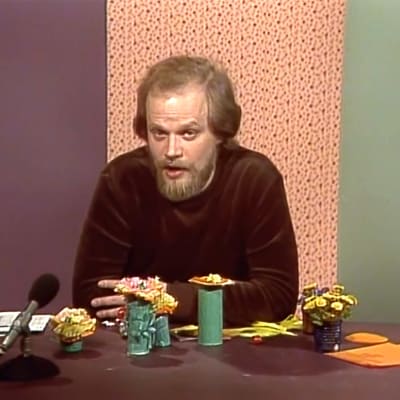 Toimittaja Pekka Salo askartelee Pikku Kakkosessa (1972)
