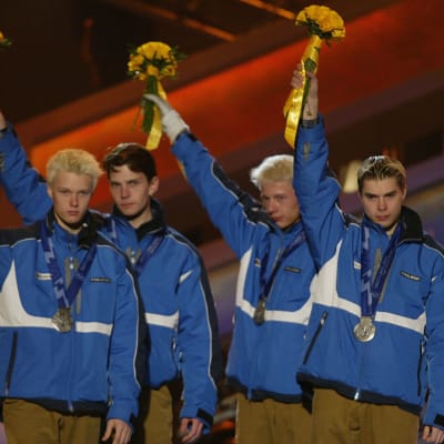 Suomen mäkijoukkue ei hymyillyt olympiahopean jälkeen vuonna 2002 Salt Lake Cityssä.