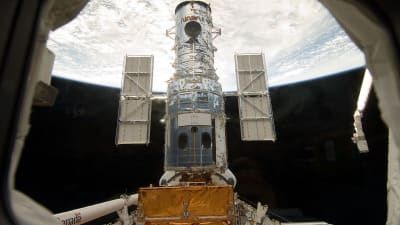 Rymdteleskopet Hubble lämnar rymdfärjans lastrum.