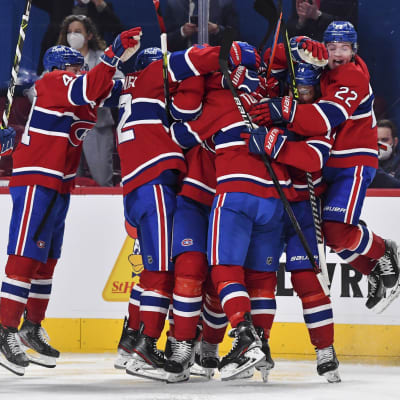 Montreals spelare firar i klunga.