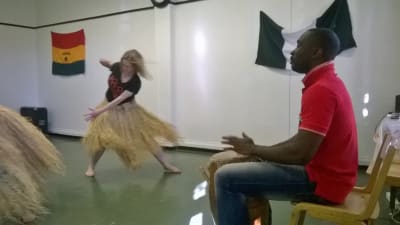 Francis Oyeyiola och dansare från trumgrummen Kpanlogo-Yede