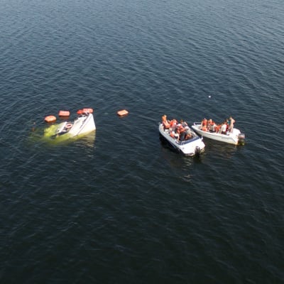 M/s Mässkär sjunker utanför Ådön i Jakobstad medan passagerarna räddas till andra båtar.