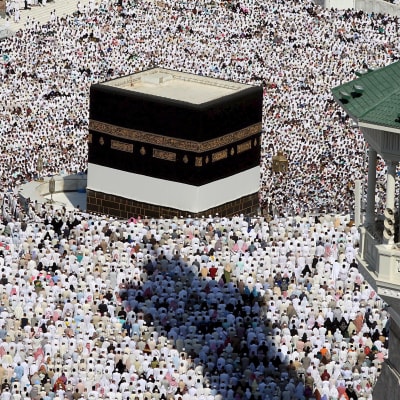 Muslimer knäböjer mot Mekka.