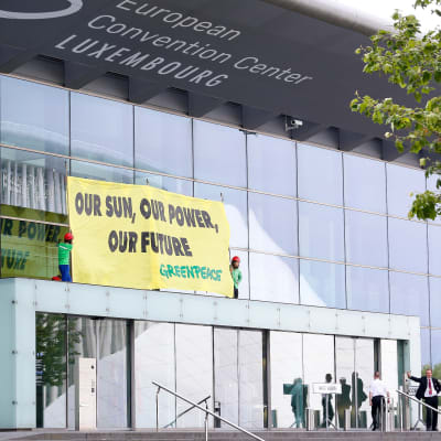 Greenpeace osoitti mieltään EU:n energiaministereiden kokouksessa.
