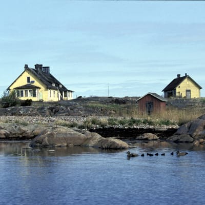 Lågskärin majakka ja asuinrakennuksia saarella. 2003.