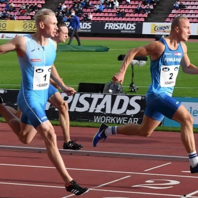 Viljami Kaasalainen och Samuli Samuelsson löper i mål på 100 meter.