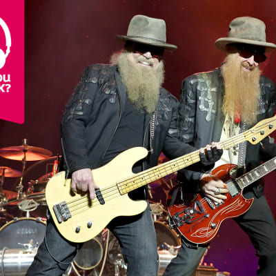Dusty Hill och Billy Gibbons i ZZ Top spelar bas respektive gitarr bredvid varann på scenen.