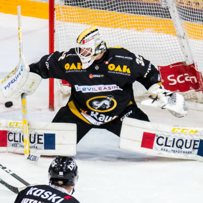 Joel Blomqvist räddar i Kärpät.