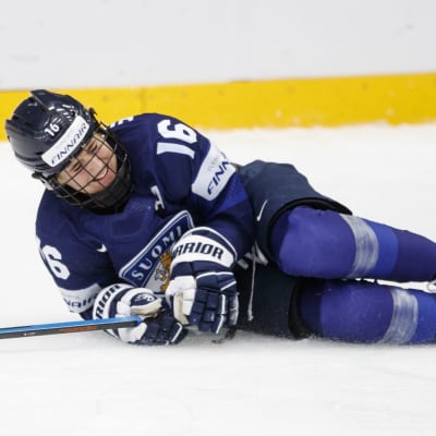 Petra Nieminen ligger på isen och ser lidande ut.