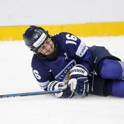 Petra Nieminen ligger på isen och ser lidande ut.