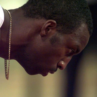 Michael Johnson valmistautuu 400 metrin lähtöön Kultaisen Liigan kilpailussa Zürichissa 1998.