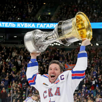 Ilja Kovaltjuk lyfter KHL-pokalen.