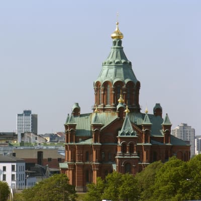 Uspenskin katedraali kohoaa Helsingissä Katajanokalla.
