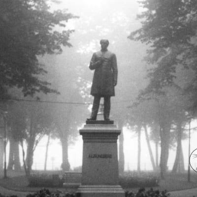 Staty av Runeberg i park