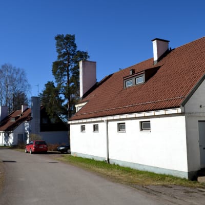 Työnjohtajan asunto rivissä muiden Alvar Aallon suunnittelemien rakennusten kanssa Tehtaanmäellä Inkeroisissa.