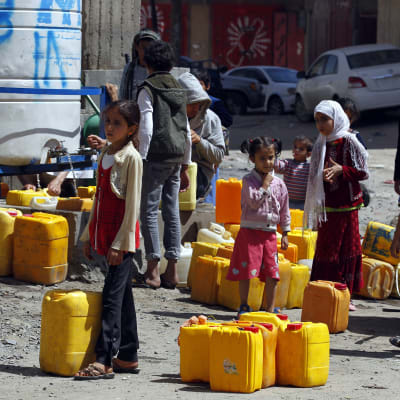 Jemenin pääkaupungissa Sanaassa on koleratapusten määrän kasvaessa lisätty pisteitä, joista saa puhdasta juomavettä. 