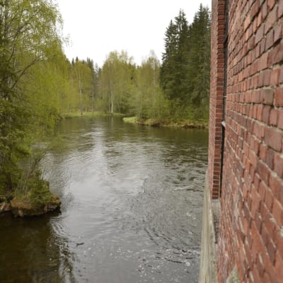 Kangaskosken voimalaitos alajuoksun suuntaa.