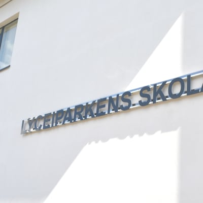 Ljus husvägg med namnet Lyceiparkens skola på