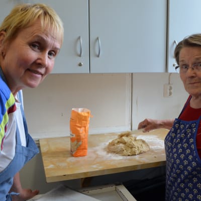 Anna Mäki-Paavola ja Pirkko Hietikko naurisleipää leipomassa.