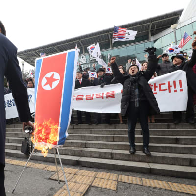 Mielenosoittaja sytytti Pohjois-Korean lipun Soulissa.