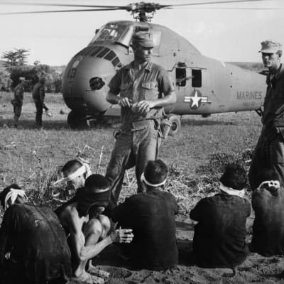 Yhdysvaltain armeijan sotilaita ja vietnamilaisia vietcong vankeja.