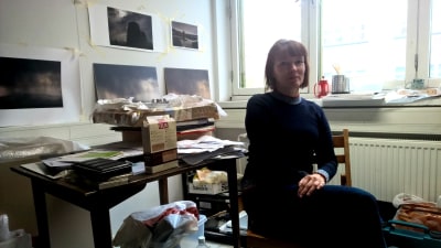 Marja Helander på sitt arbetsrum.