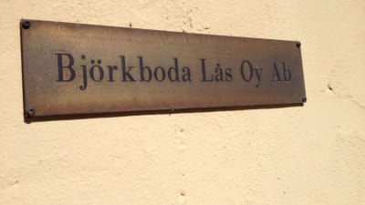 Skylten på kontorsväggen där det står Björkboda lås