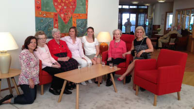 Gruppfoto inför utfärdsstarten till vinterträdgården från Folkhälsans seniorhus i Helsingfors.