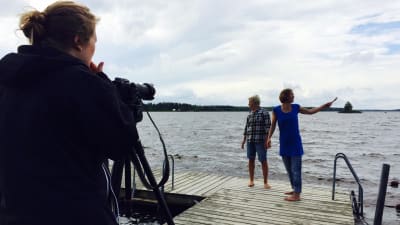 Deltagare i Malakta Dancefilm Lab filmar på stranden i Åminne, Malax.