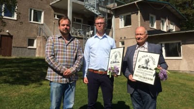 Max Forsman har tilldelat diplom till Tuomo Mäkilä från Visko och Jouko Kavander, stadsstyrelsens ordförande i Hangö.