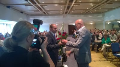 Dan Johansson gratulerar sin efterträdare som FSL:s ordförande, Christer Holmlund