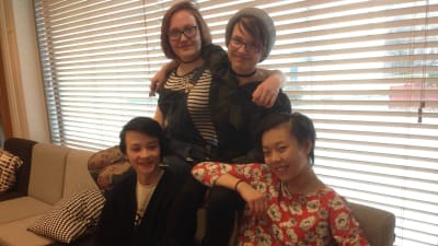 Fyra ungdomar sitter i soffan på ett ungdomscafé