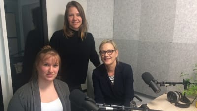 Riksdagsledamoten Eva Biaudet, miljöexperten Andrea Weckman och programledaren Sonja Kailassaari sitter i Efter Nios radiostudio.