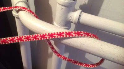 Ett band med mönster i rött och vitt