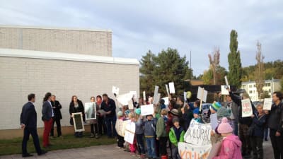 Elever demosterar mot att en finsk skola stängs i Raseborg.