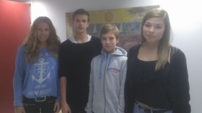 Ronja Strömvall, Arthur Bergkulla, Jonas Lerstrand och Essi Unkuri vid Borgaregatans högstadium.